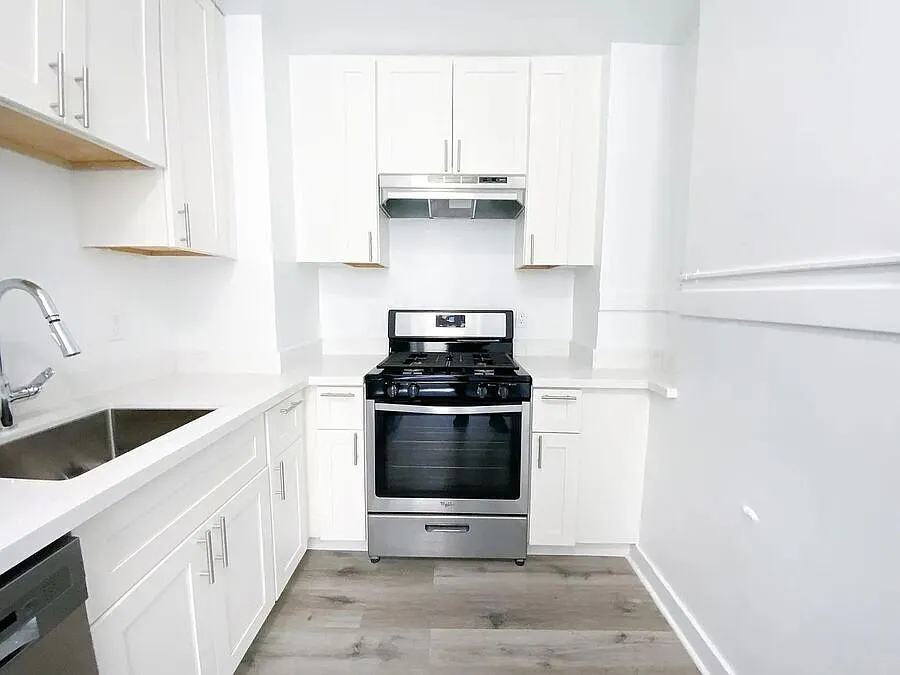 Bright Newly Renovated Large 1 Bedroom Apartment! — Photo 3