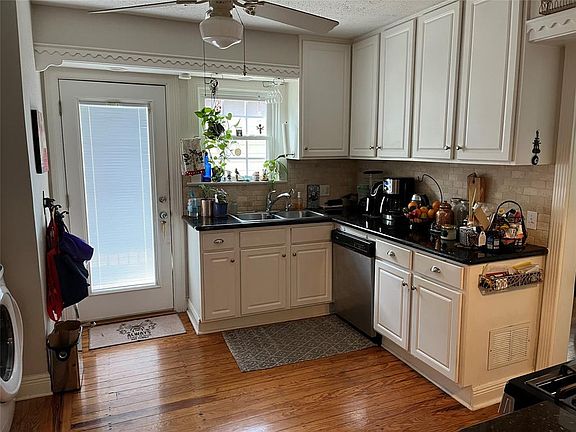 4th image of 2121 Milford St #2