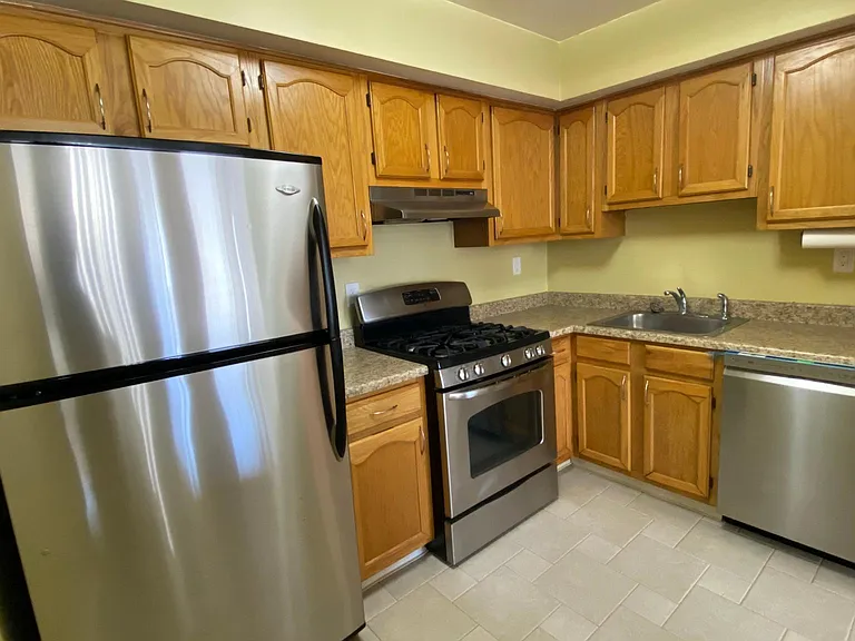 108 Lowell Ct — Photo 10