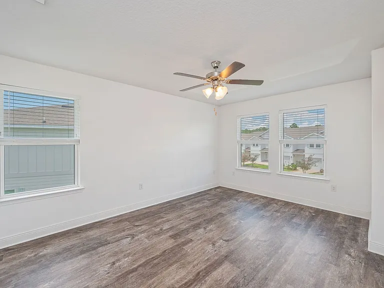 146 Crossing Lane F Santa — Photo 18
