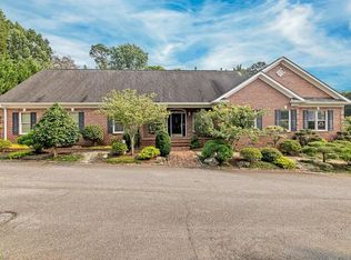 3700 Candlewyck Manor Dr, Winston Salem, NC 27104