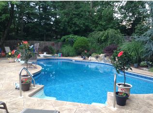 4 Quebec Woods Ct, Manalapan, NJ 07726