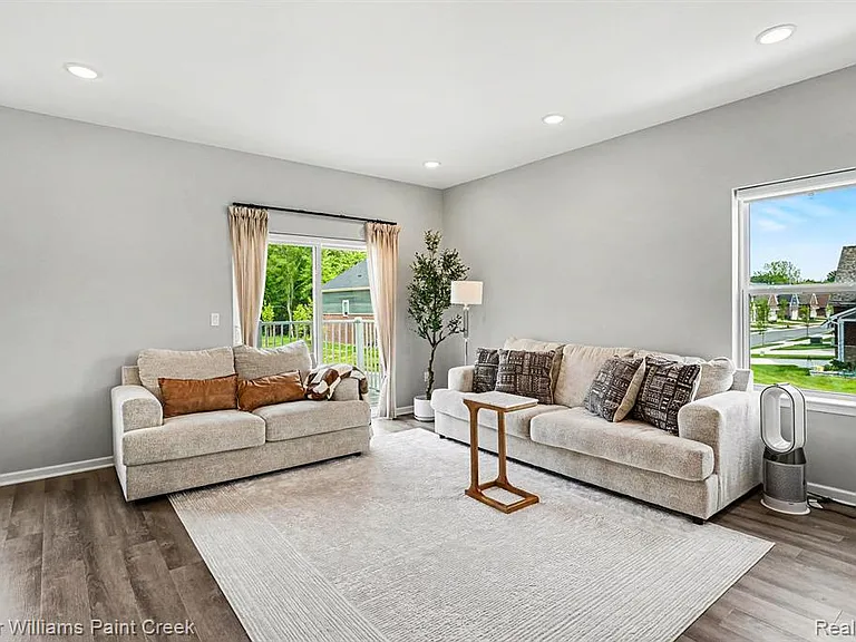 750 Huntley Ln — Photo 2
