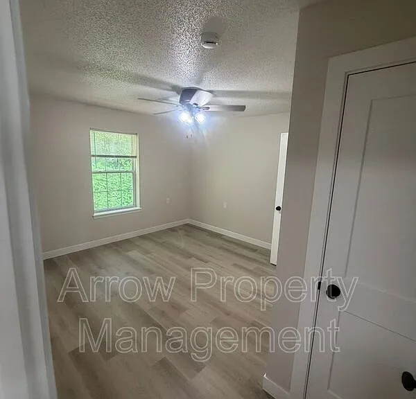 1015 W 14th St #8 — Photo 18