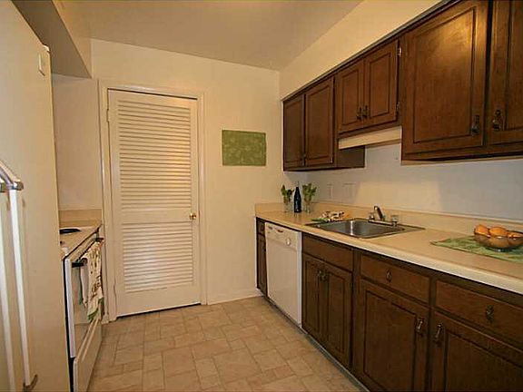 3rd image of 1691 Monterry Pl
