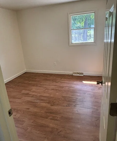 633 Jackson Ave — Photo 4