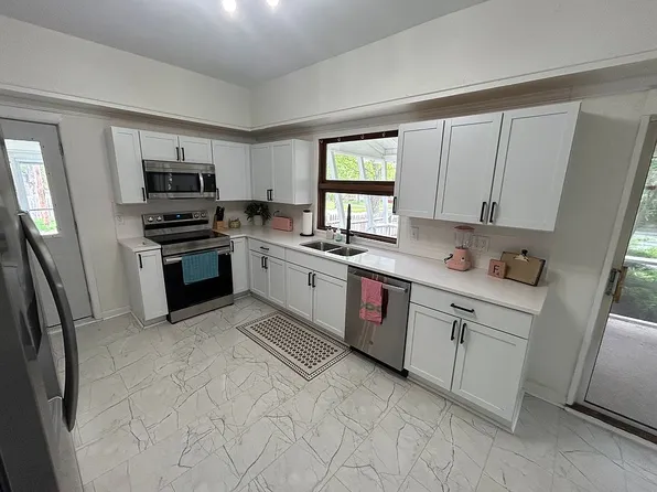 5300 Douglas Ave, Des Moines, IA 50310