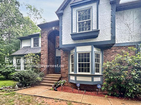 2nd image of 3059 Southampton Dr