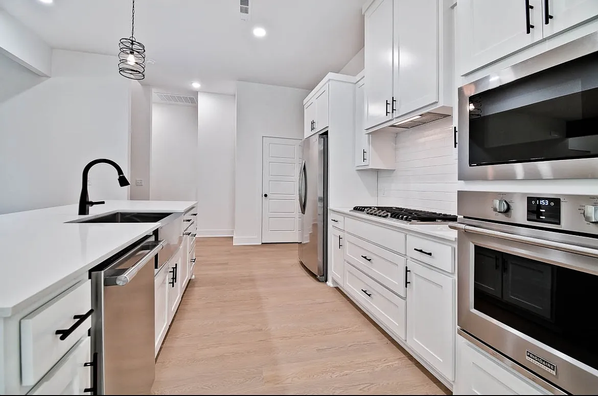 4 bed, 2508 sqft, $3,200 — Photo 2