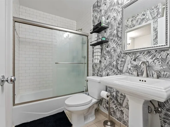 468 Mananai Pl #11W, Honolulu, HI 96818