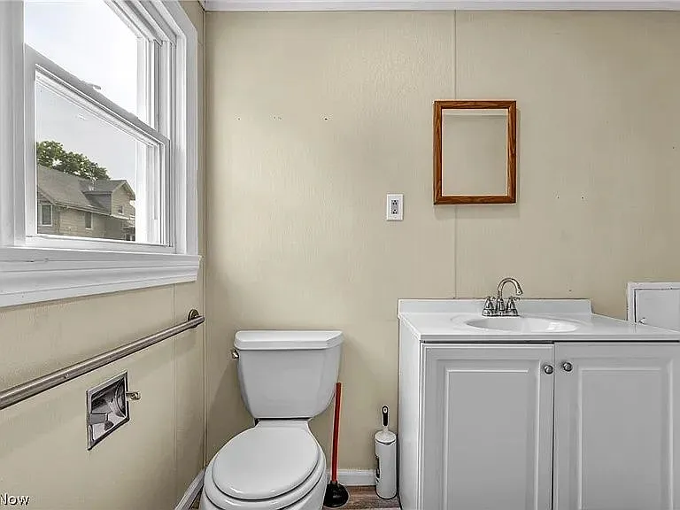 1574 East Ave — Photo 9