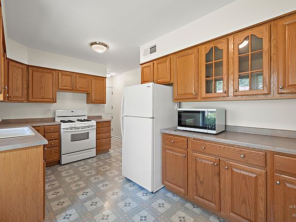 3rd image of 814 S Chestnut Ave