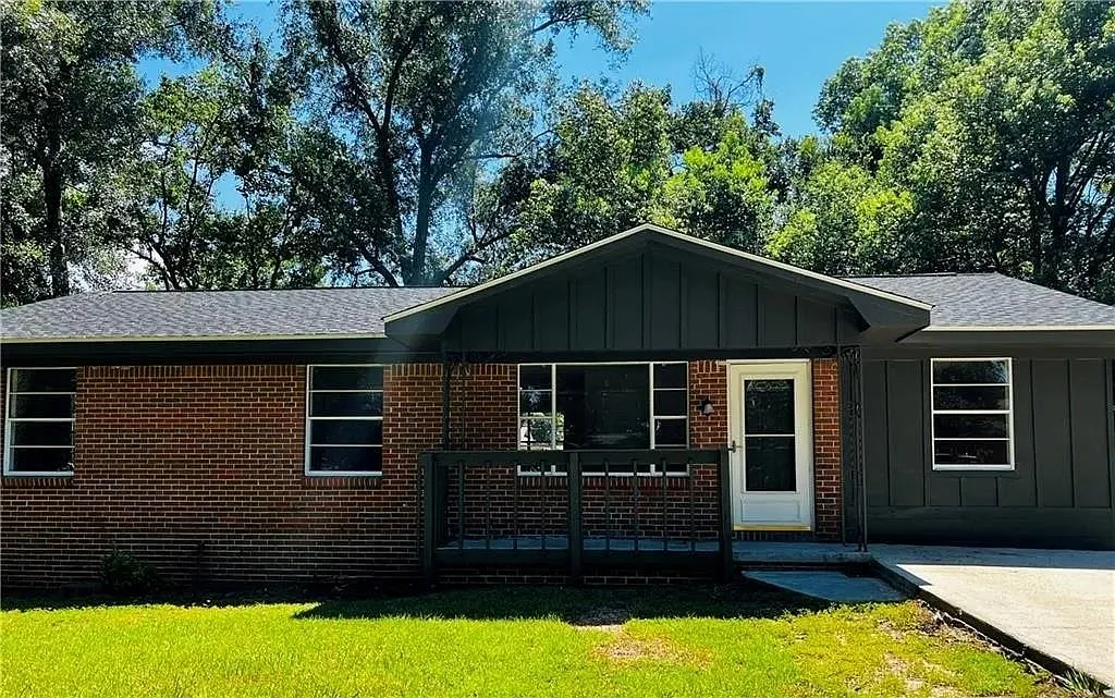 3 bed, 1.0 bath, 1269 sqft, $1,400 — Photo 1