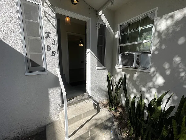 429 N Doheny Dr #D1 — Photo 11