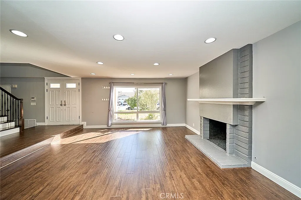 5 bed, 2.5 bath, 2376 sqft, $5,600 — Photo 3