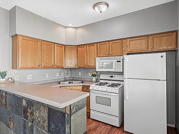 4th image of 2917 Hemingway Dr