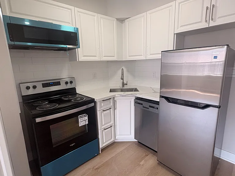 1689 Victoria Park Ave — Photo 5