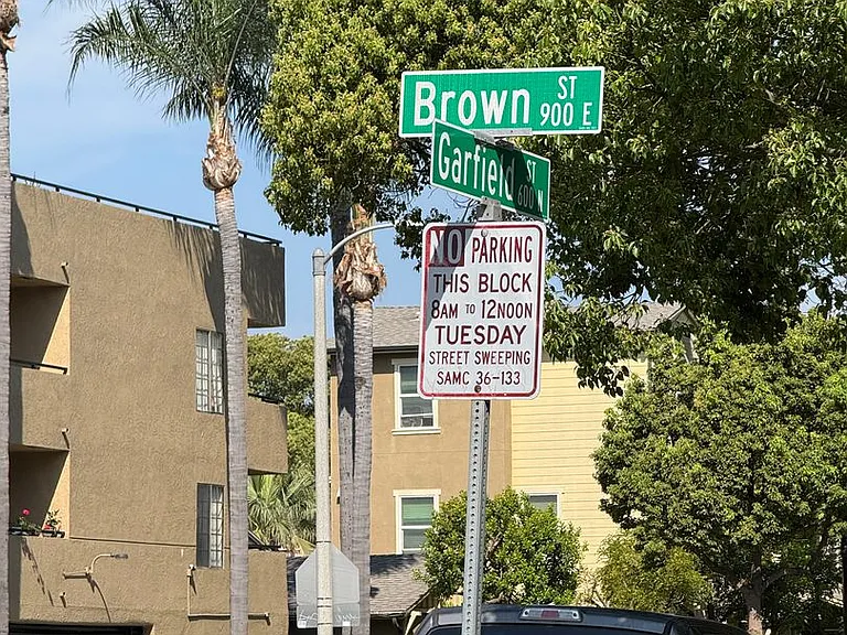 909 Brown St — Photo 1