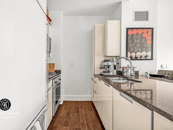 4th image of 250 E 49th St APT 20A