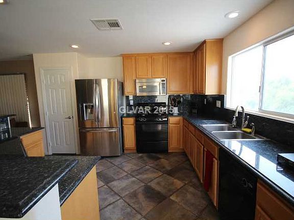 4th image of 556 Uxbridge Dr