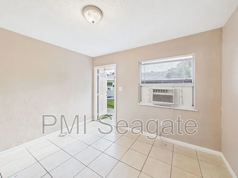 2711 NW 1st St #4 — Photo 5