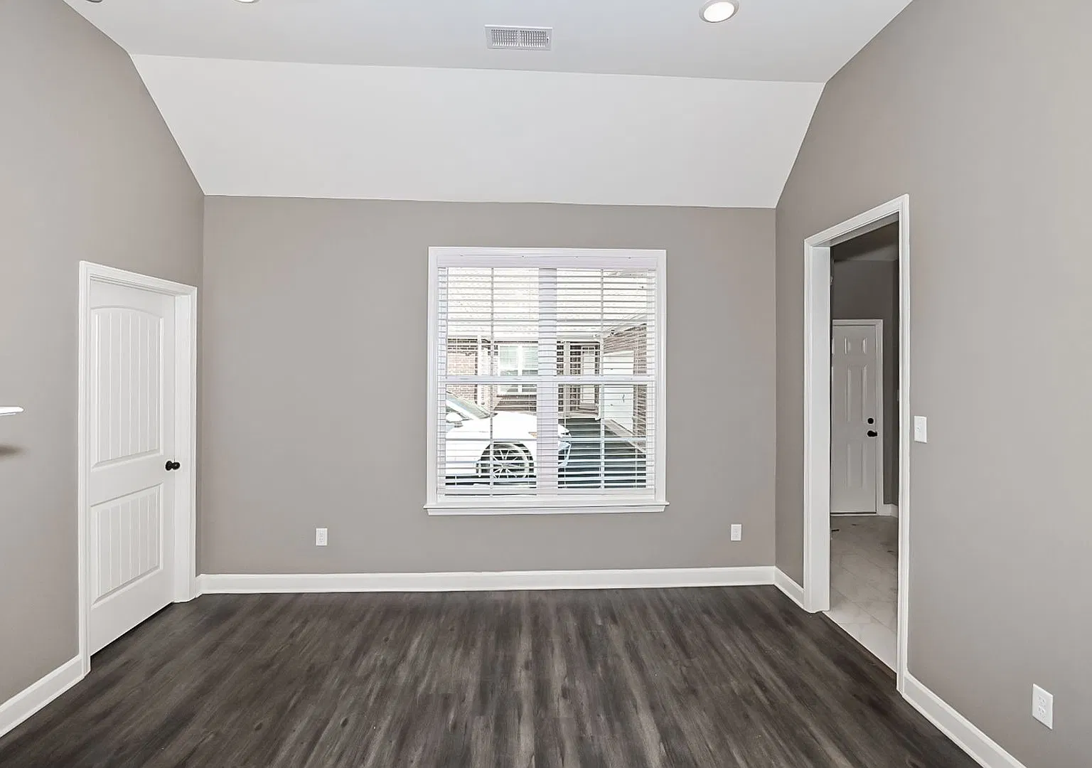 GlenCircle8886 — Photo 3