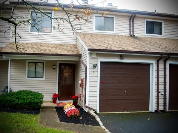 5 Palm Ct, Edison, NJ 08820