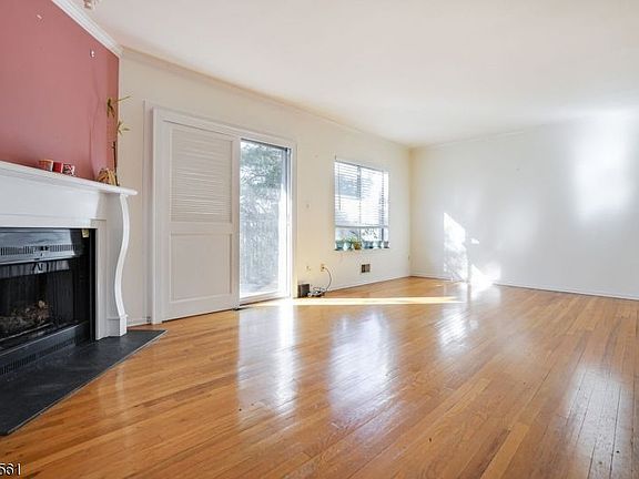 3rd image of 6 Louisburg Sq #39