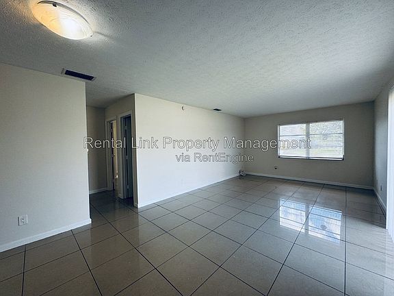 5th image of 3619 SE 9th Pl APT 5