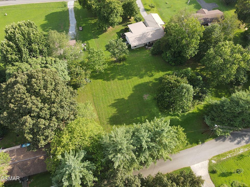 2nd image of 27 Maplewood Cir