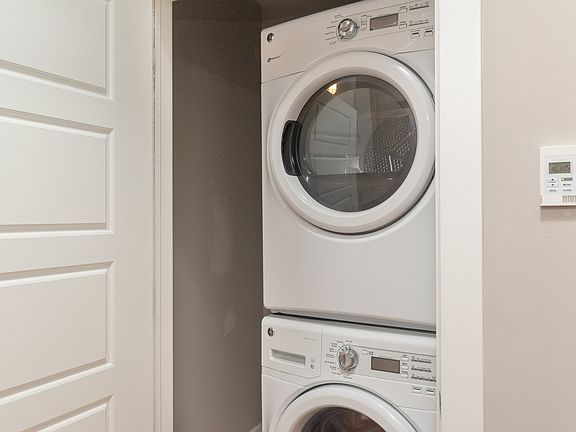 4th image of 3141 N Sheffield Ave #558