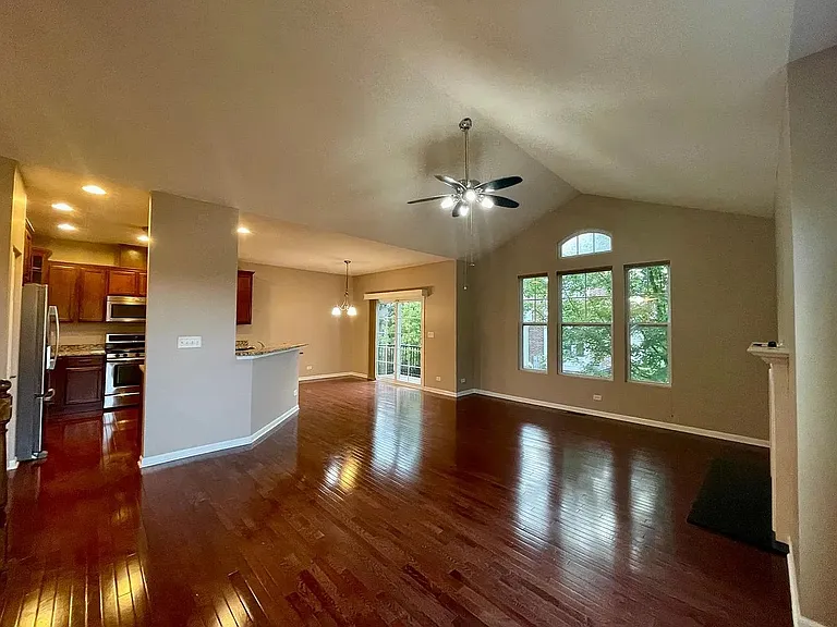 526 Grosvenor Ln — Photo 4