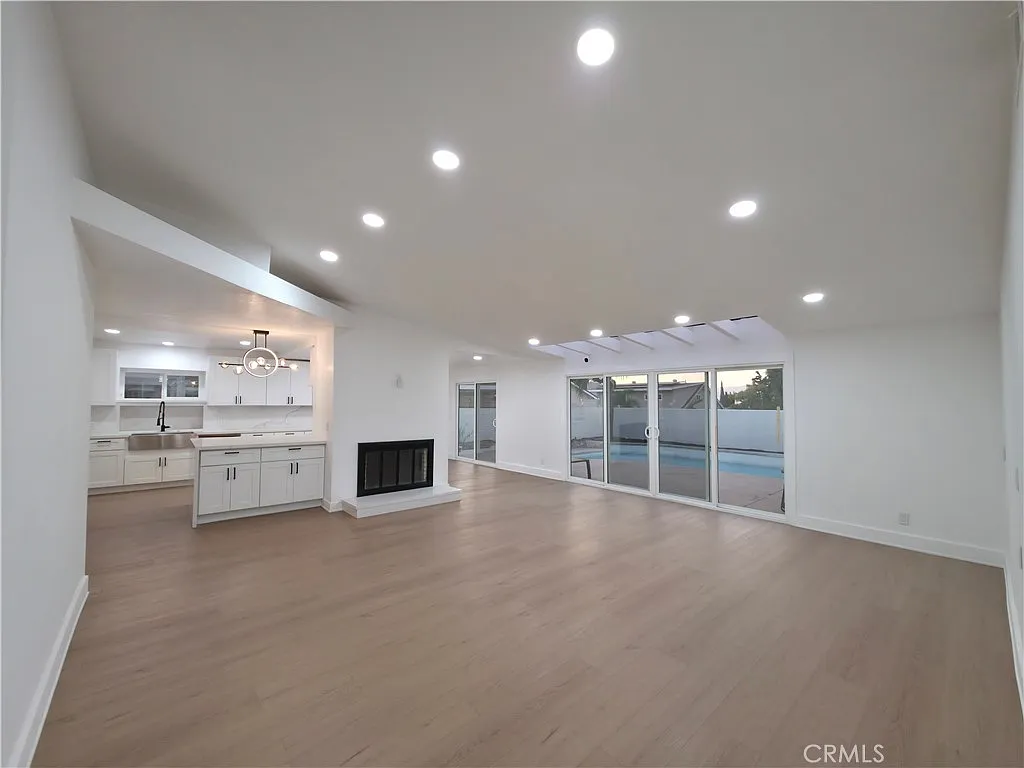 3 bed, 2356 sqft, $5,500 — Photo 2