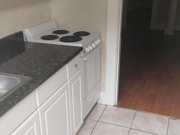 3rd image of 945 Crescent Lake Dr APT 4