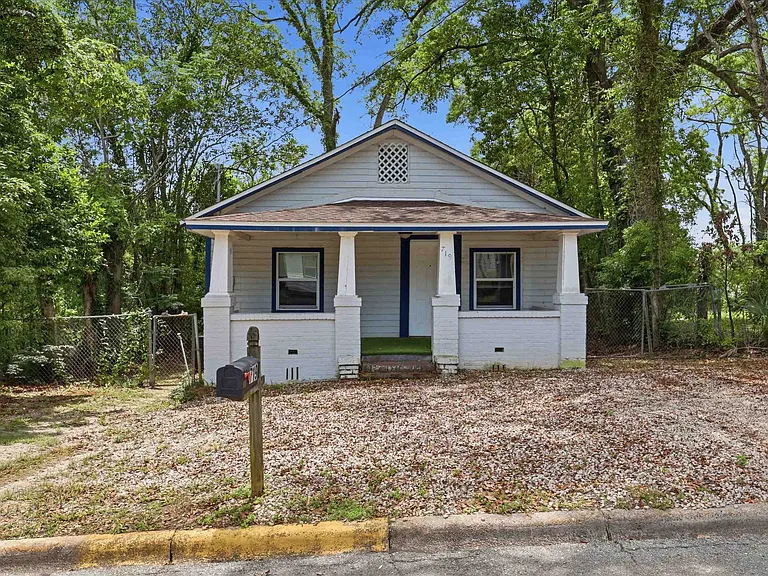 719 Dent St — Photo 1