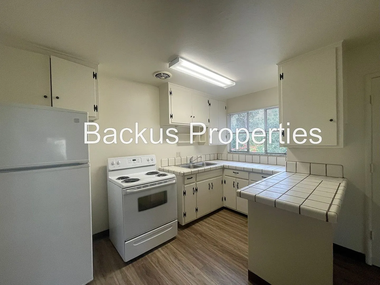 Large two-story home close to Del Monte Shopping Center in Monterey — Photo 4