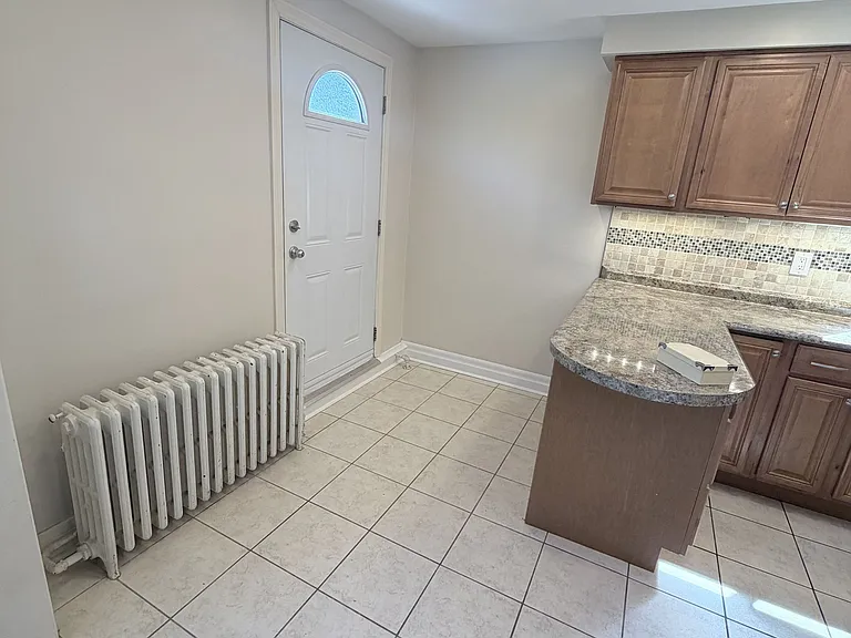 287 Lakeshore Rd E #1 — Photo 2