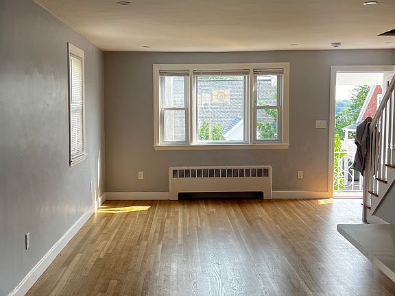 3rd image of 185 Suffolk Ave #2