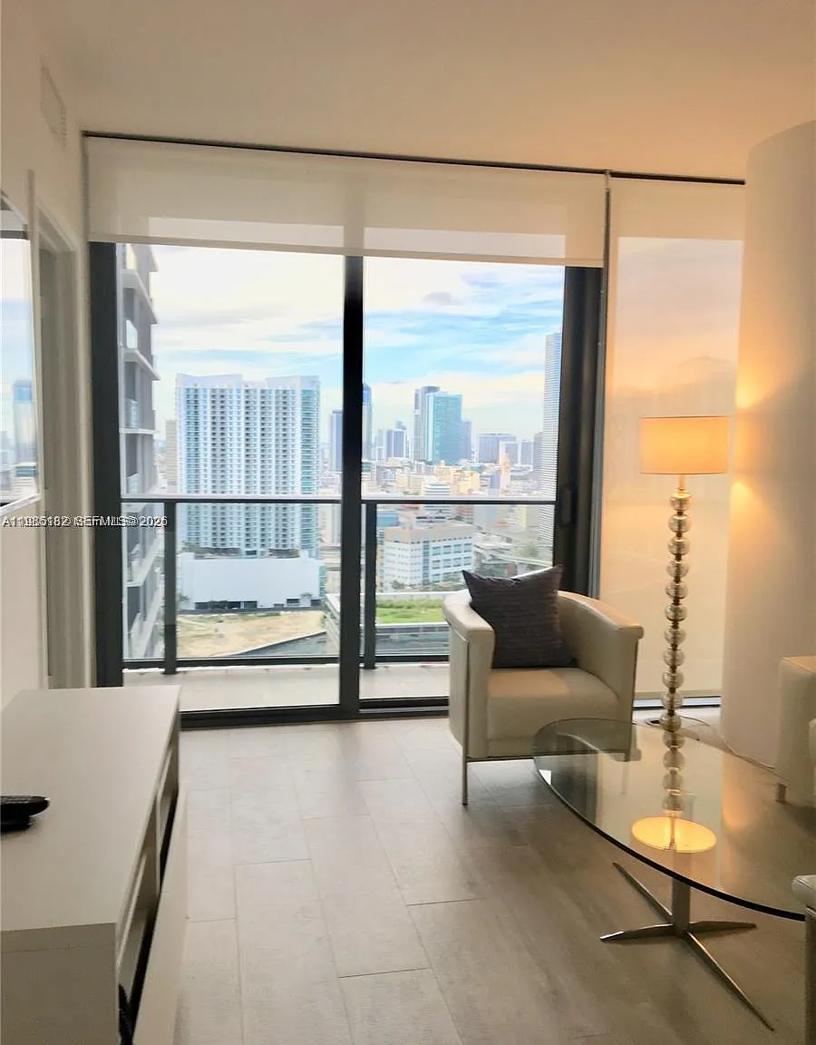 2 bed, 926 sqft, $5,100 — Photo 2