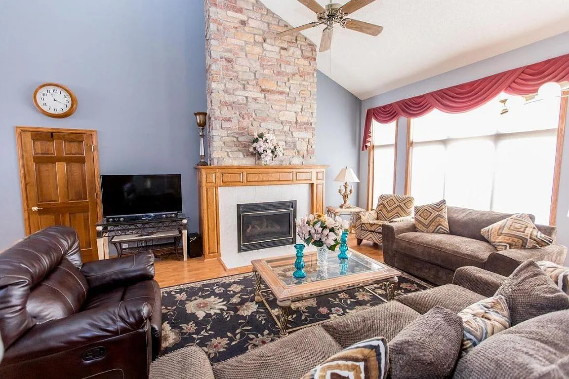 N66W13685 Crestwood Dr photo 1