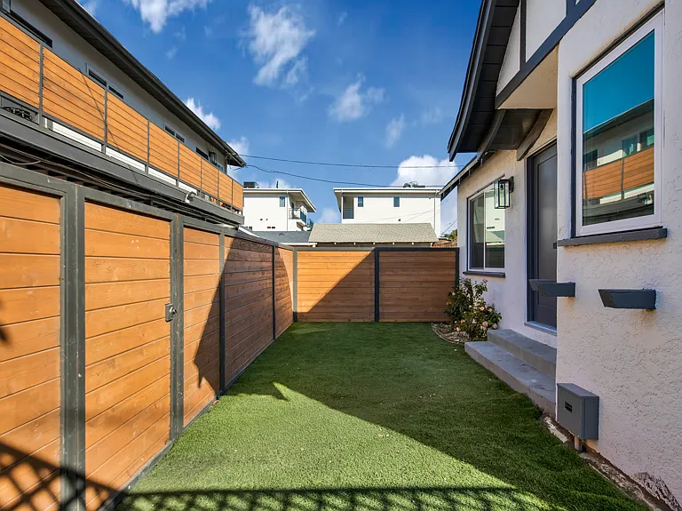 2824 S Redondo Blvd — Photo 9