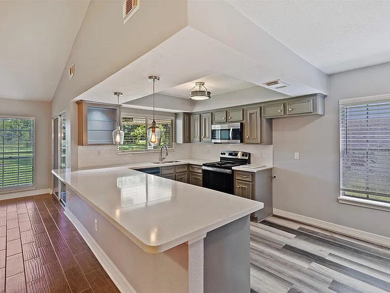 210 Pecan Valley Ct — Photo 6