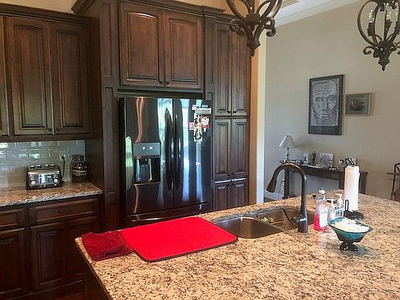 Kitchen- large center island