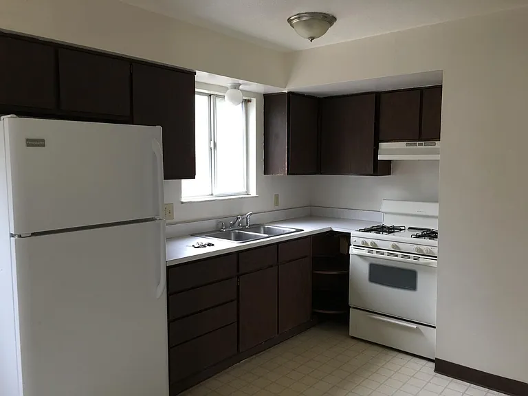 682 Loomis Ave — Photo 4