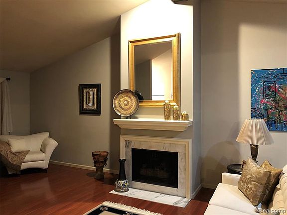 3rd image of 2109 Burgundy St