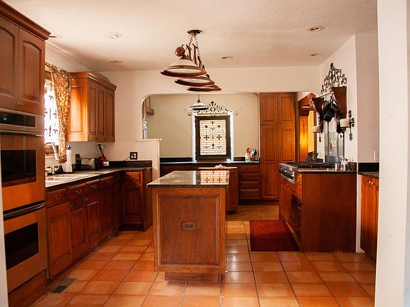 5th image of 905 W Hermosa Dr