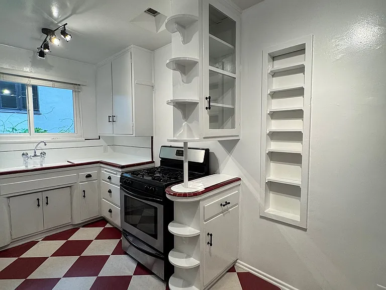 2269 N Beachwood Dr #202 — Photo 47