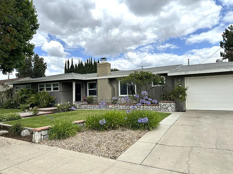 345 N Shattuck Pl — Photo 1