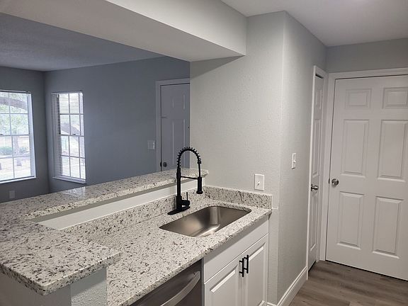 5th image of 4225 Thornbriar Ln APT 206