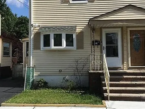 59 Moffett St Photo 1